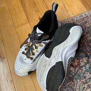 Nike Giannis Basketball Shoes - Men Size 6.5/Woman 8